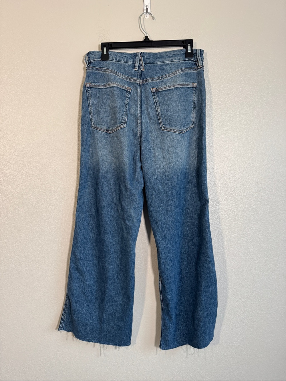 Good American Good Skate Cropped Mid-Blue Distressed Jeans in Blue - 8 - Picture 4 of 5